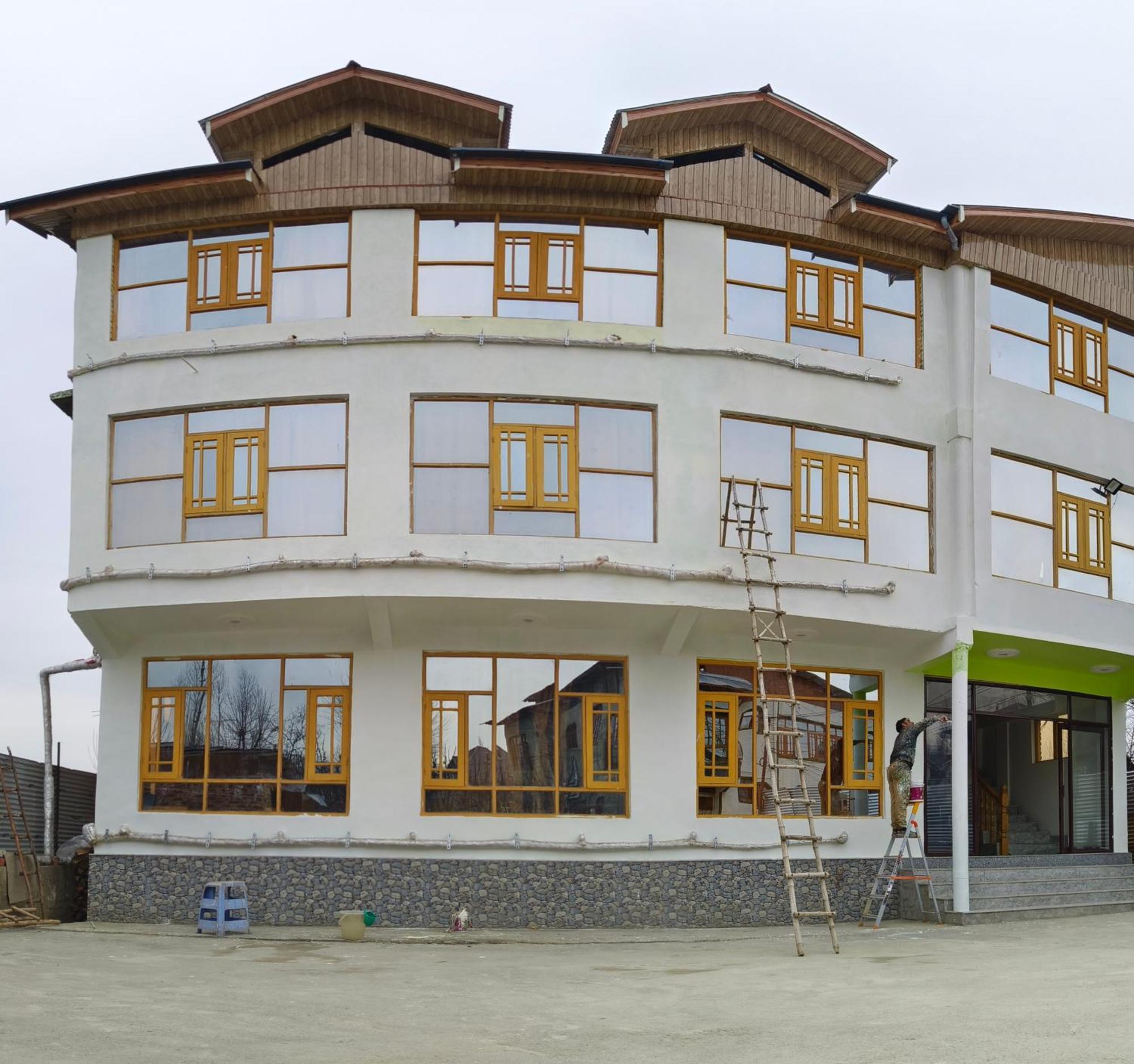 Hotel Residency, Kunzer