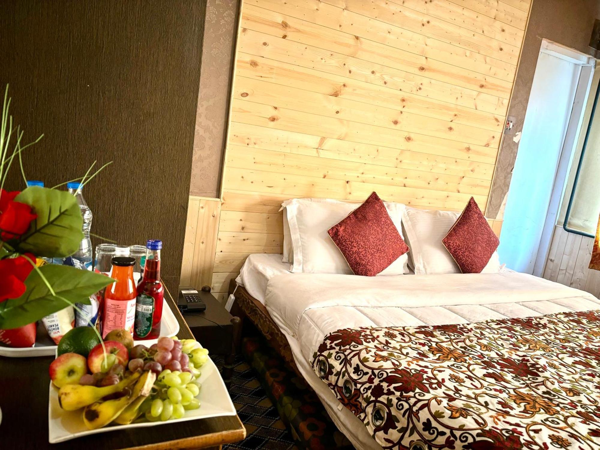 The Pine Palace Hotel 3*