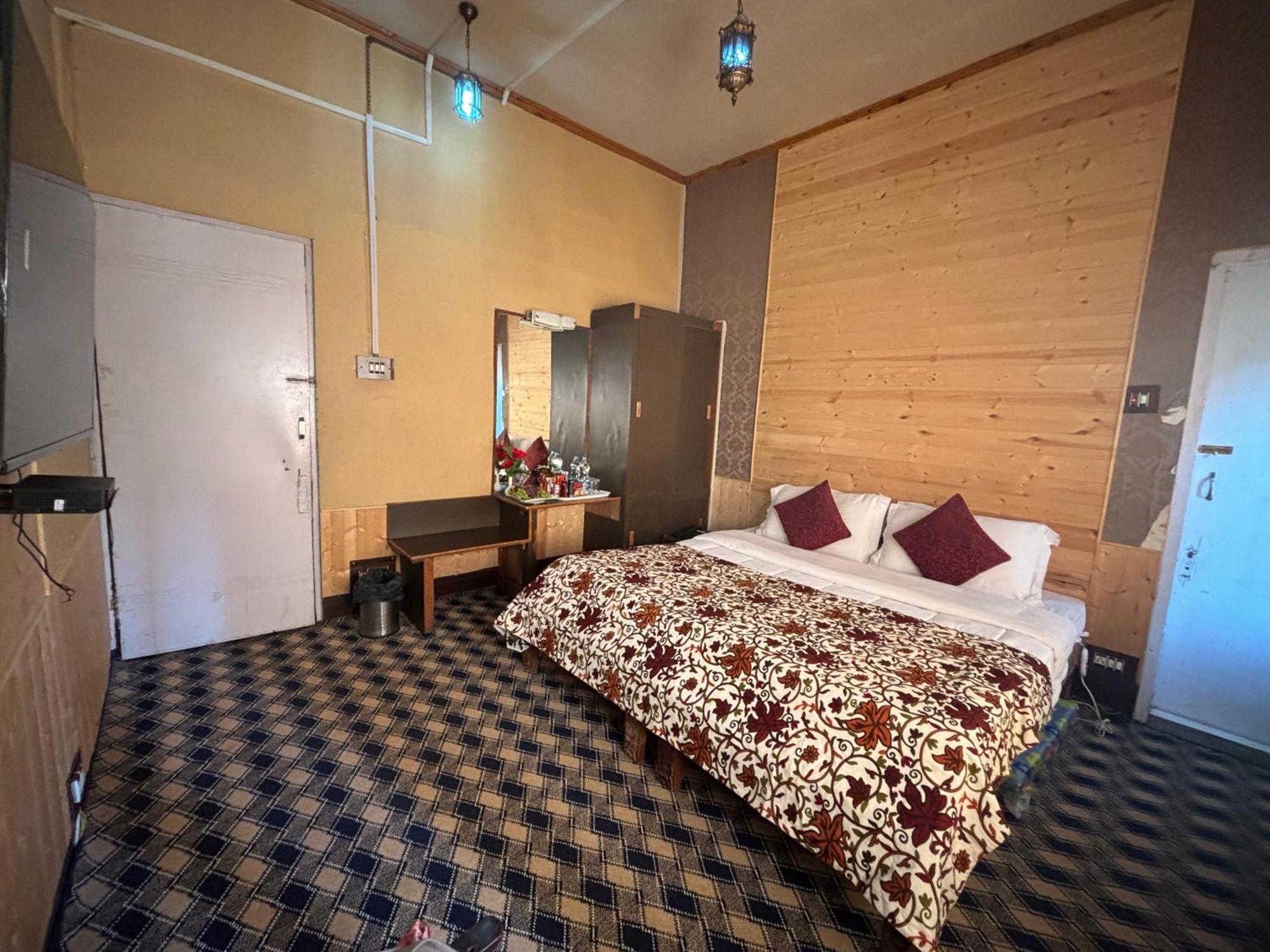 The Pine Palace Hotel Gulmarg