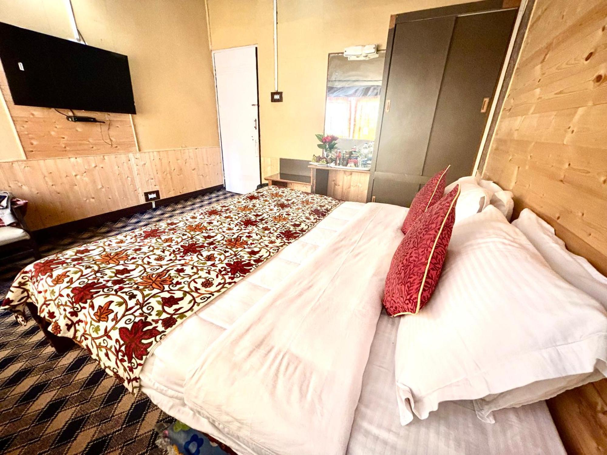 The Pine Palace Hotel 3*