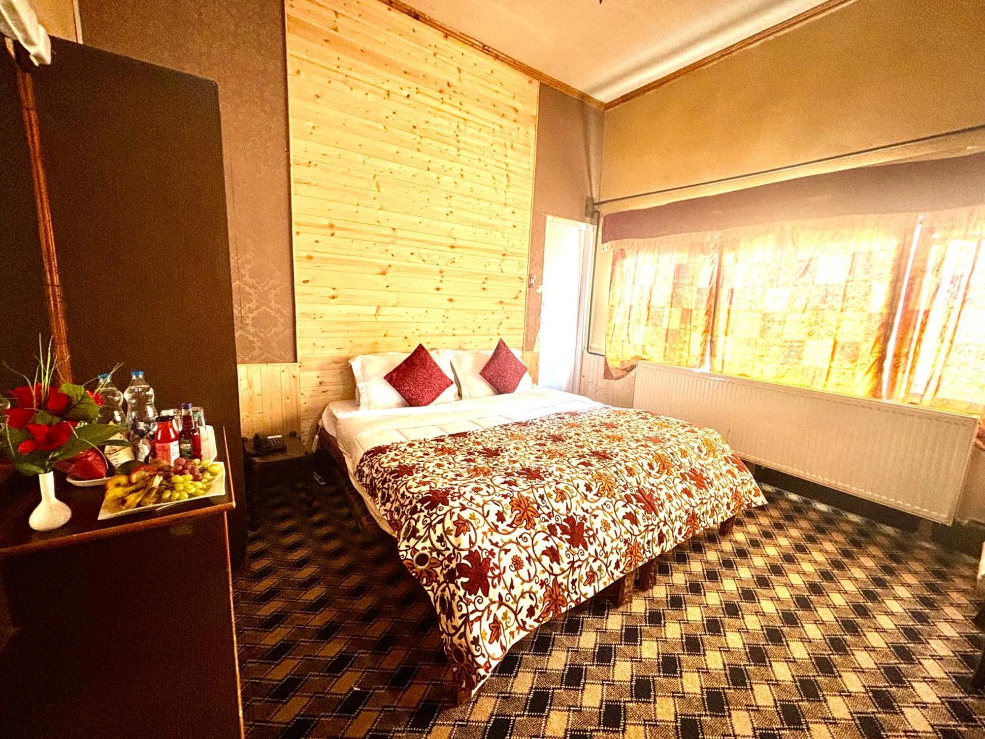 The Pine Palace Hotel Gulmarg