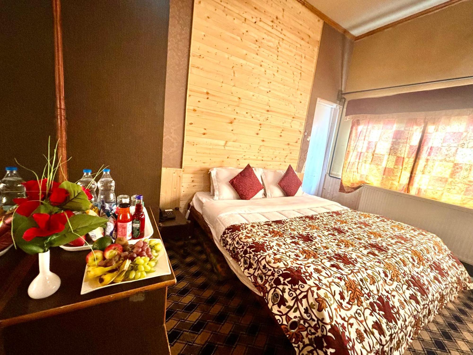 The Pine Palace Hotel Gulmarg