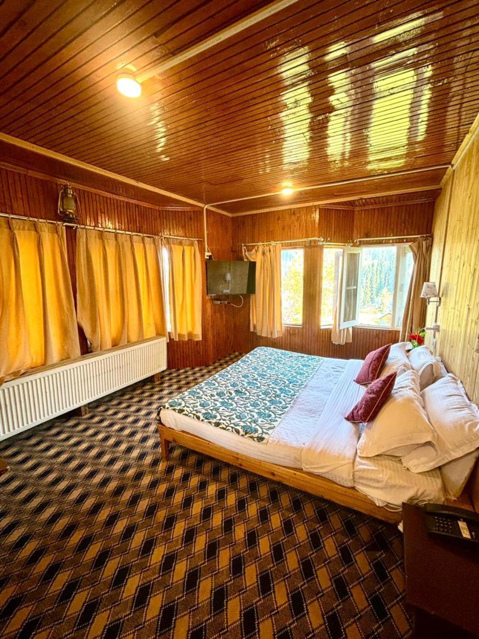 The Pine Palace Hotel 3*