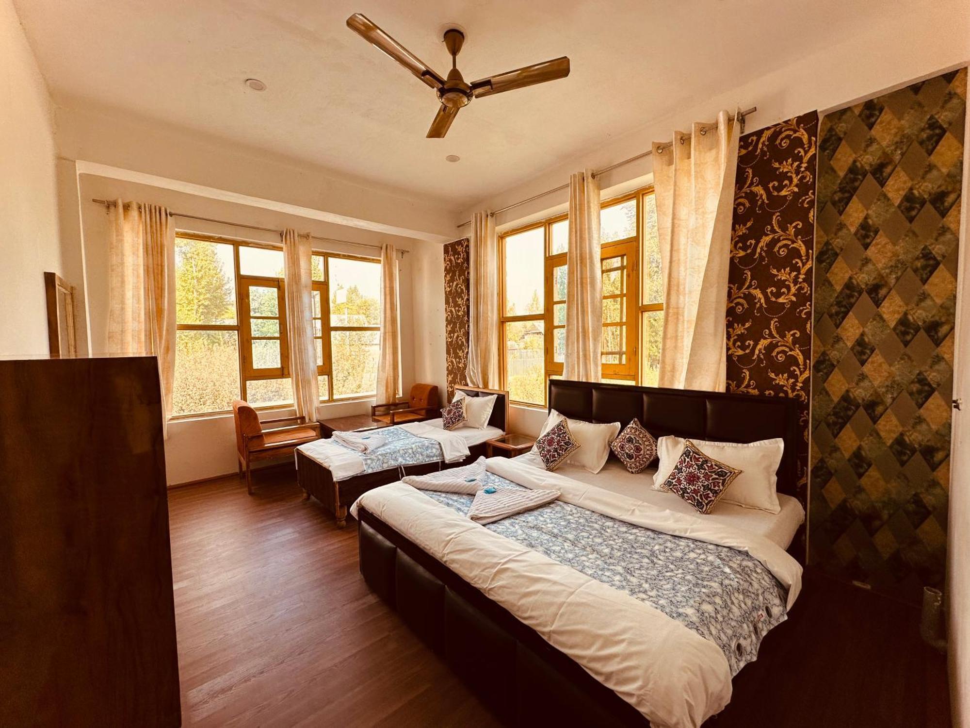 Hotel Residency, Kunzer