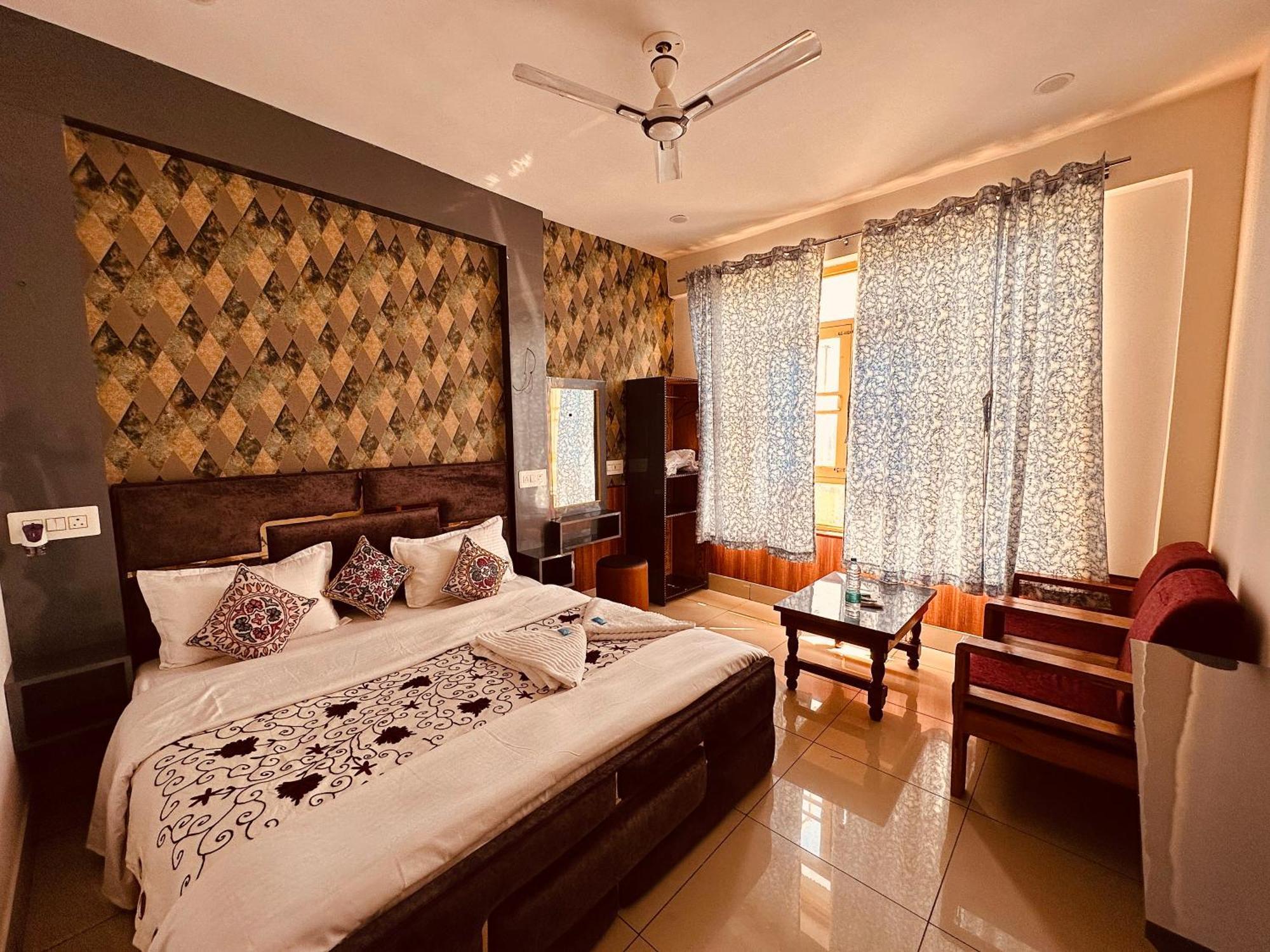 Residency, Kunzer Gulmarg
