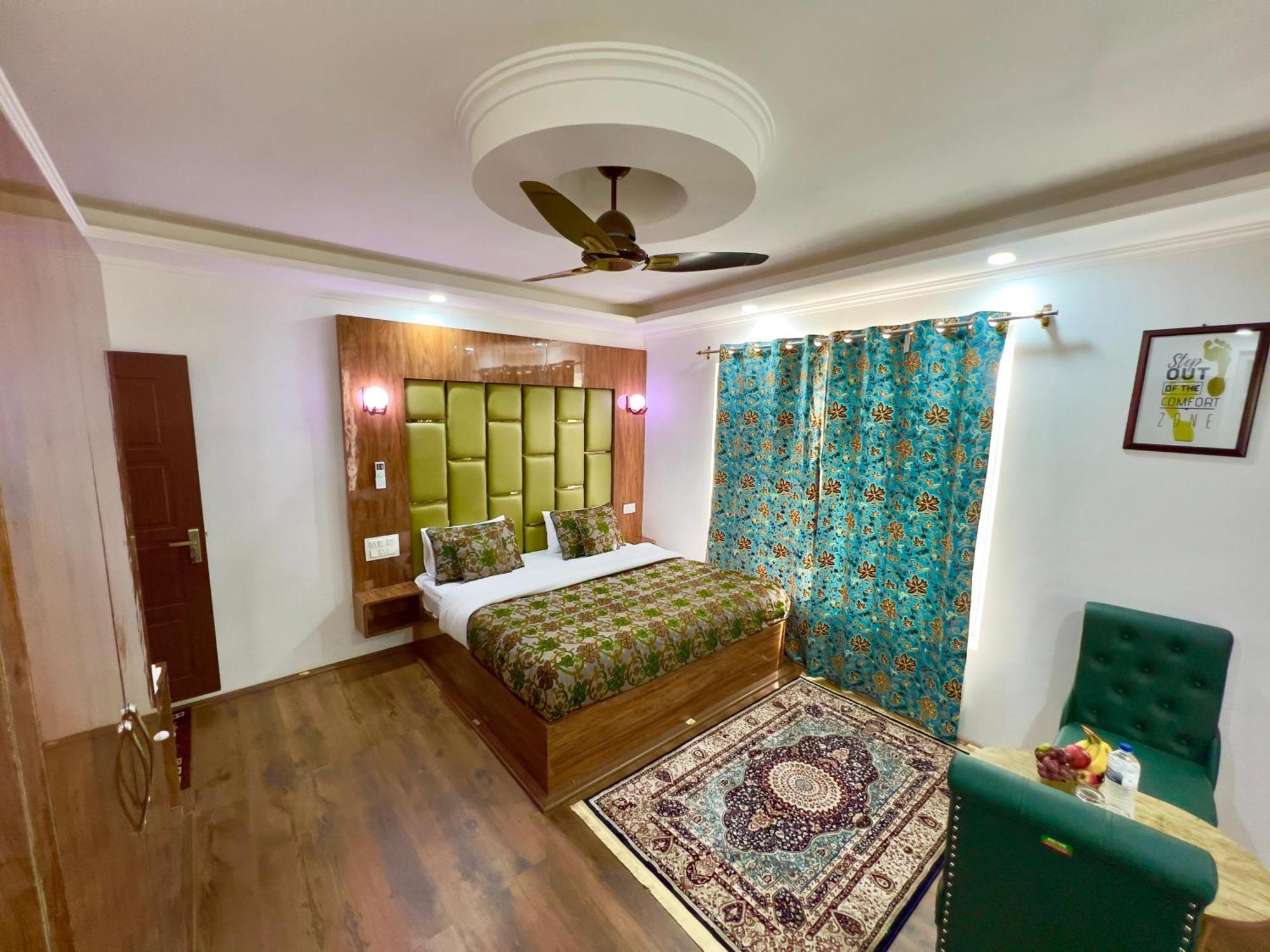 Hotel Pandith Exotics And Restaurant 3*