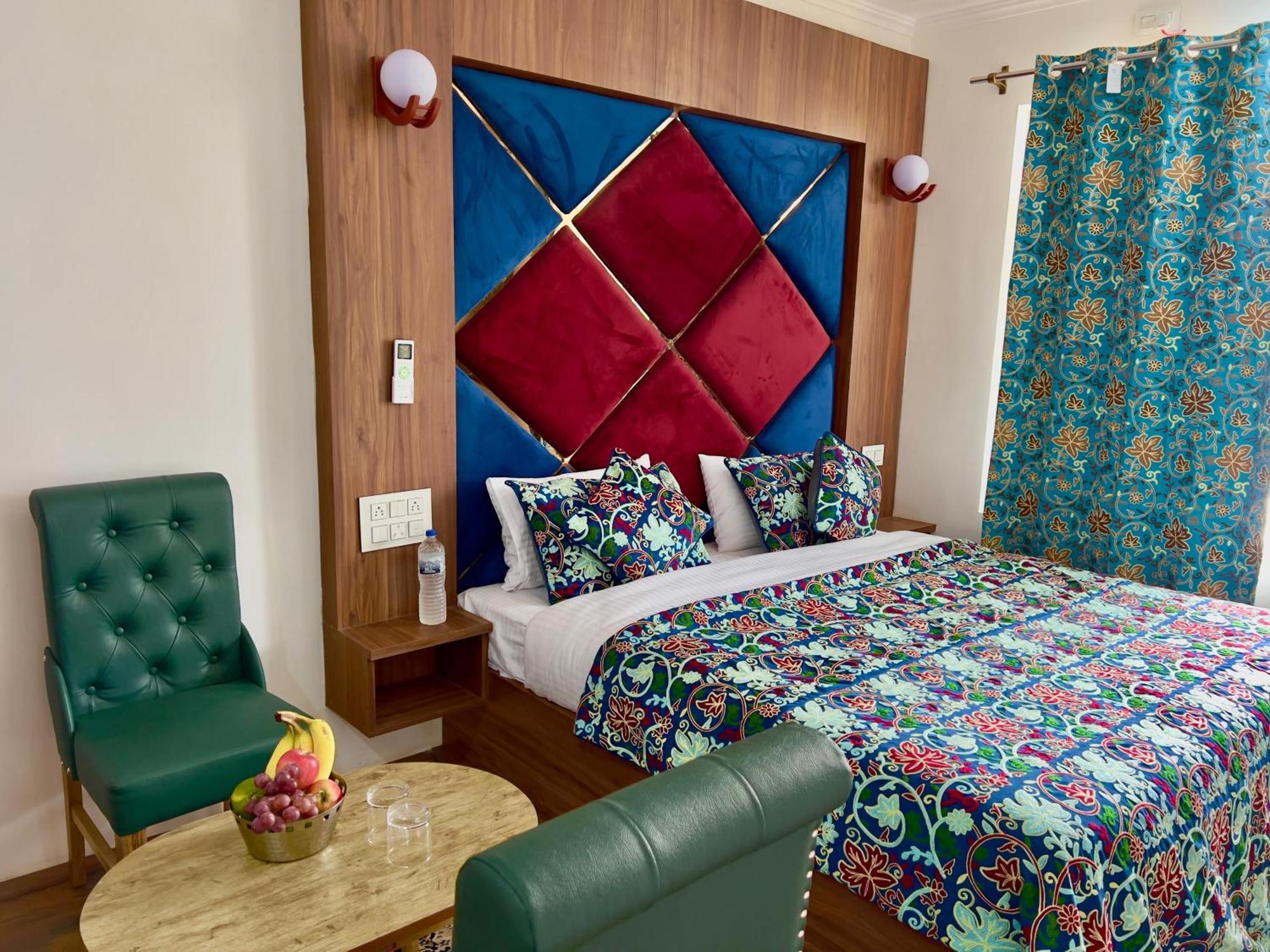 Pandith Exotics And Restaurant Hotel