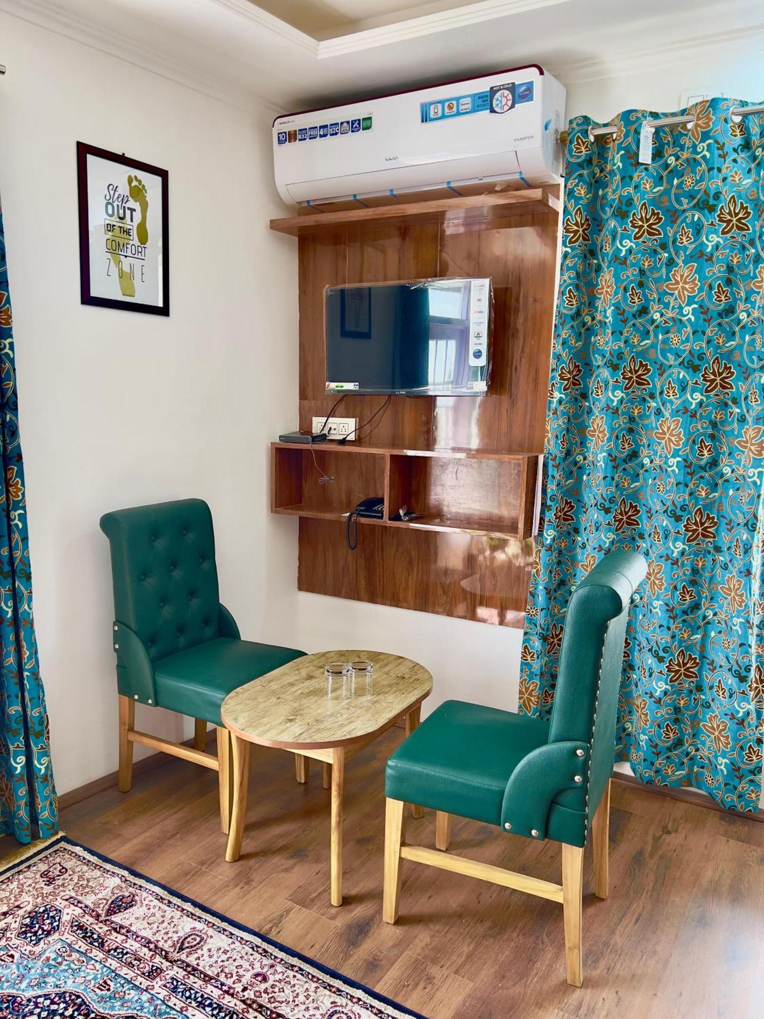 Hotel Pandith Exotics And Restaurant 3*