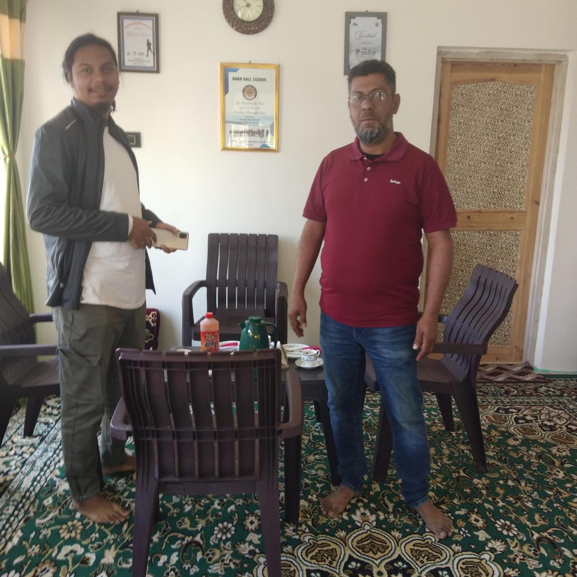 Elizabeth Paying Tangmarg Homestay Gulmarg
