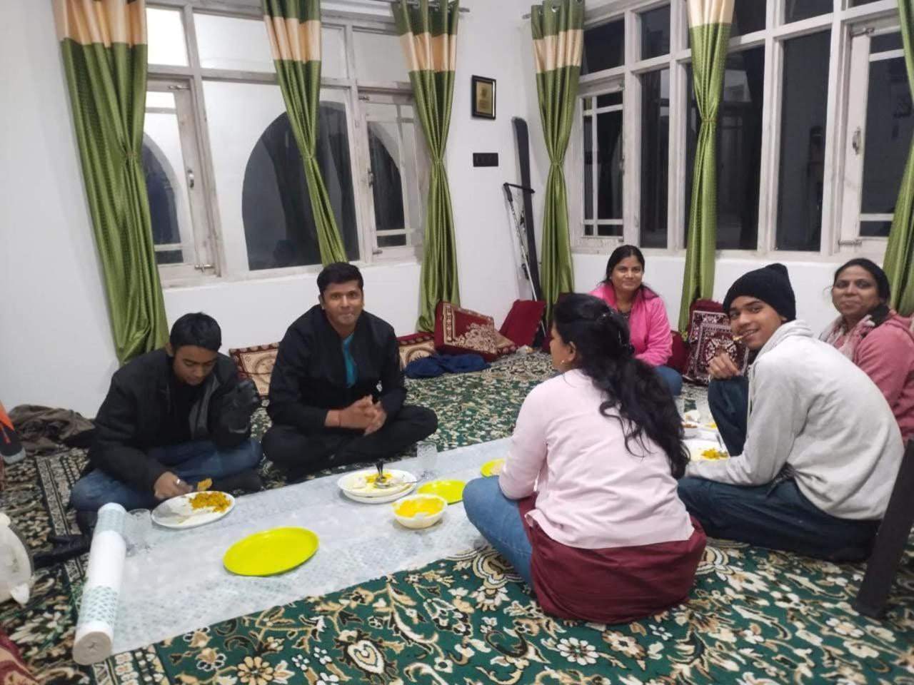 Elizabeth Paying Tangmarg Homestay *