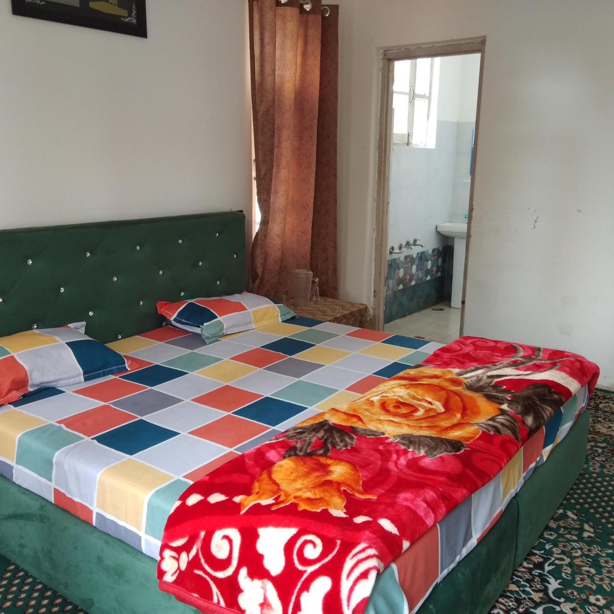 Elizabeth Paying Tangmarg Homestay Gulmarg