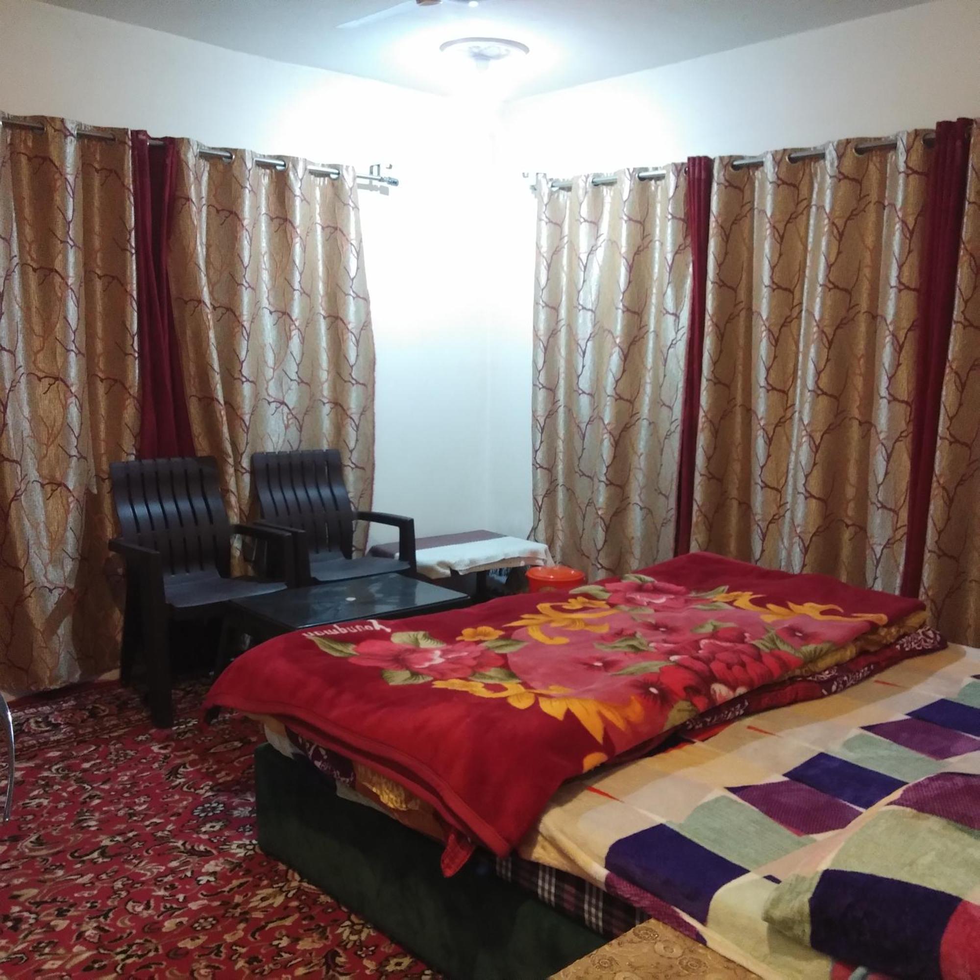 Elizabeth Paying Tangmarg Homestay *