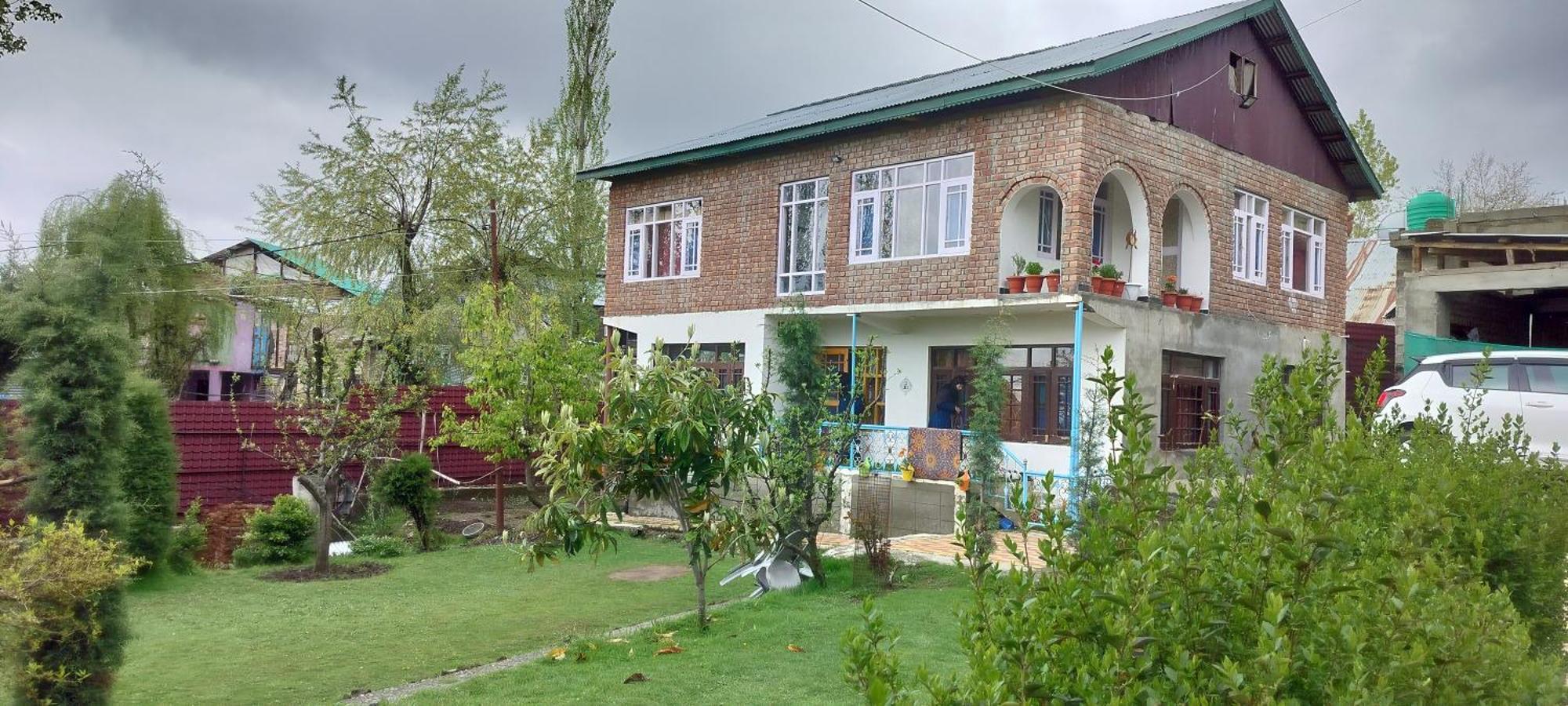 Elizabeth Paying Tangmarg Homestay Gulmarg