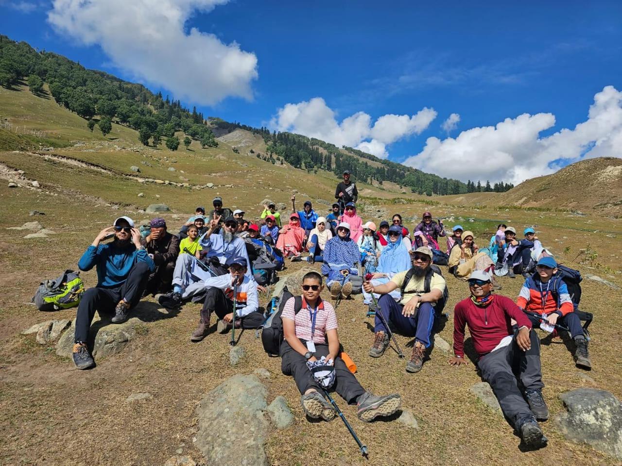 Elizabeth Paying Tangmarg Homestay Gulmarg