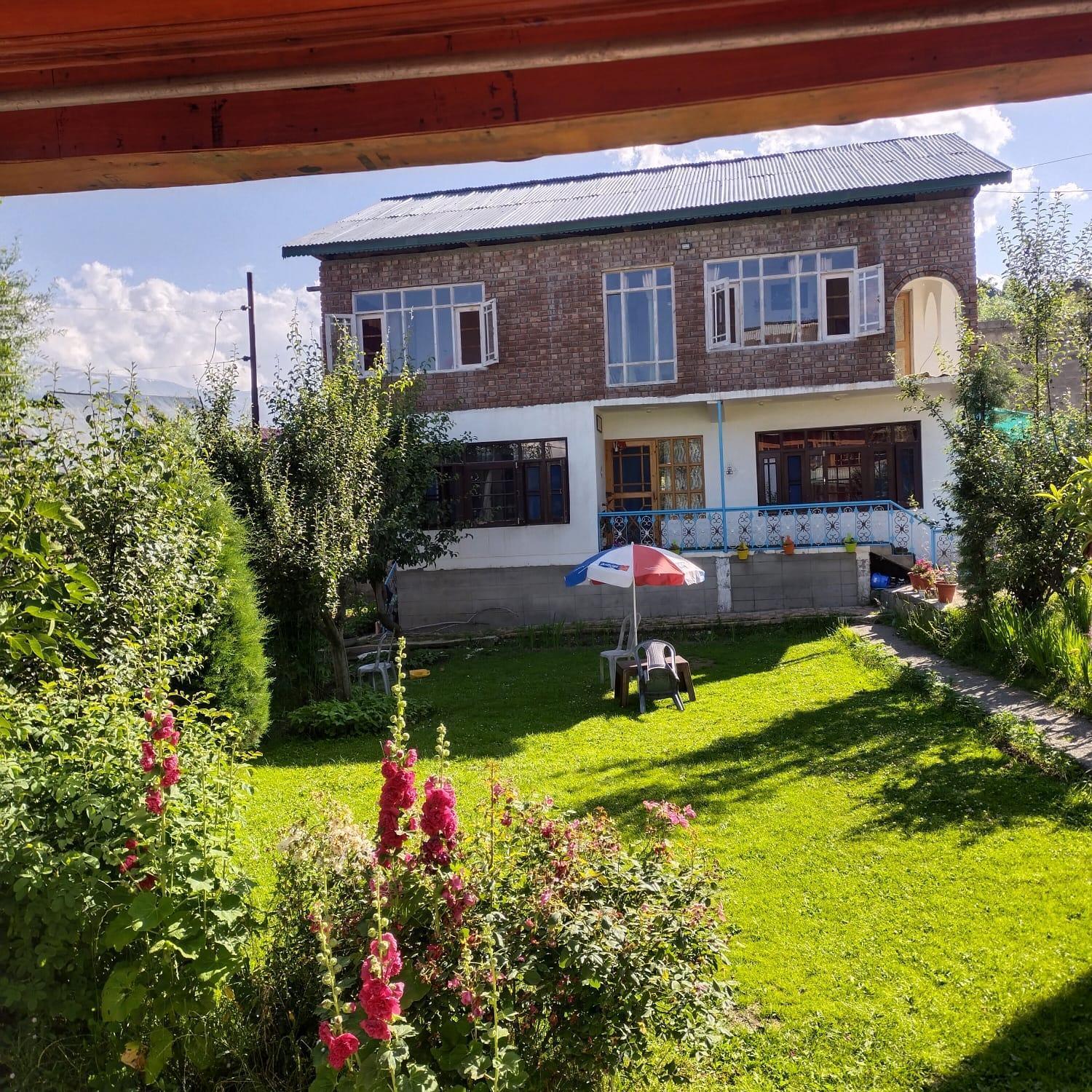 Elizabeth Paying Tangmarg Homestay Gulmarg