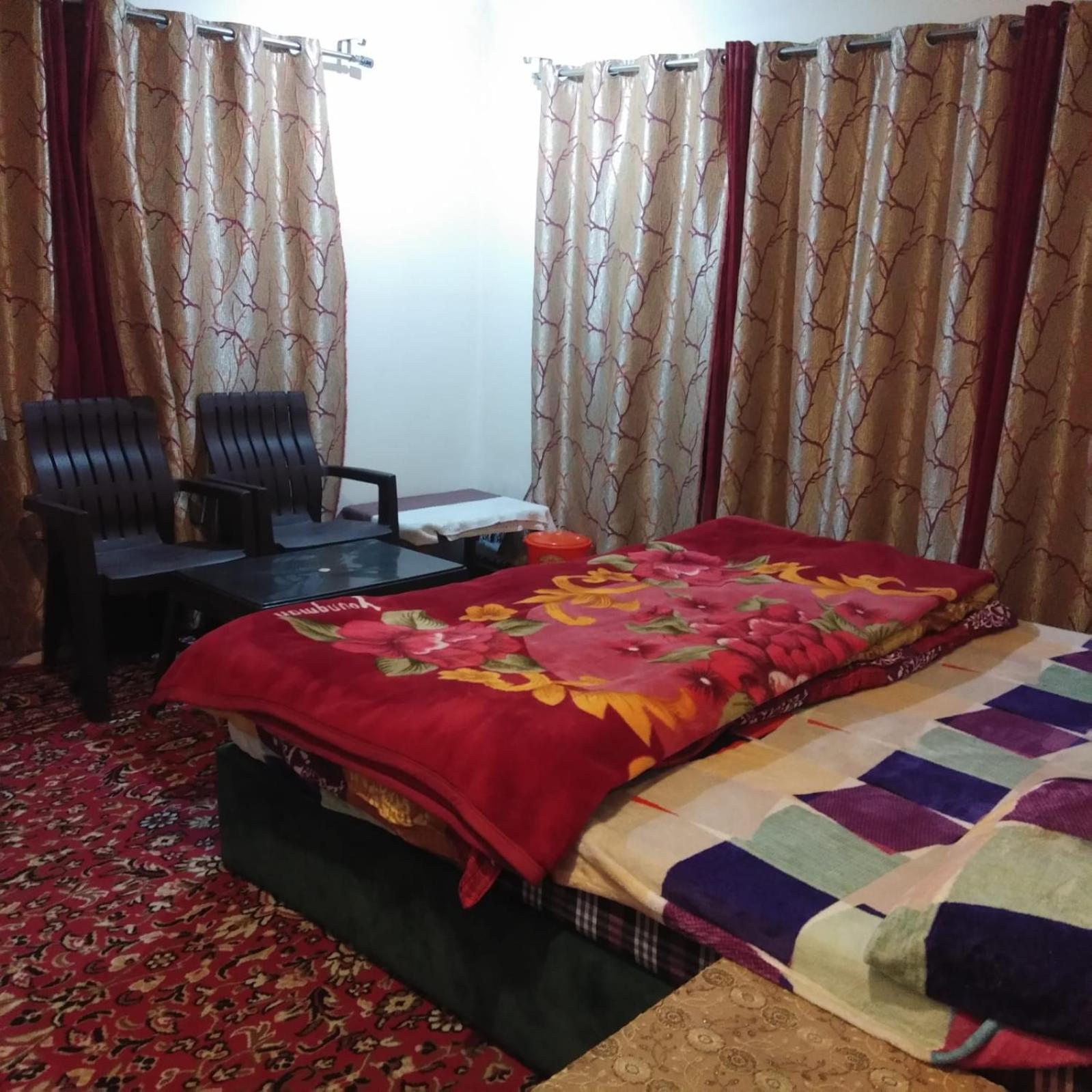 Elizabeth Paying Tangmarg Homestay Gulmarg