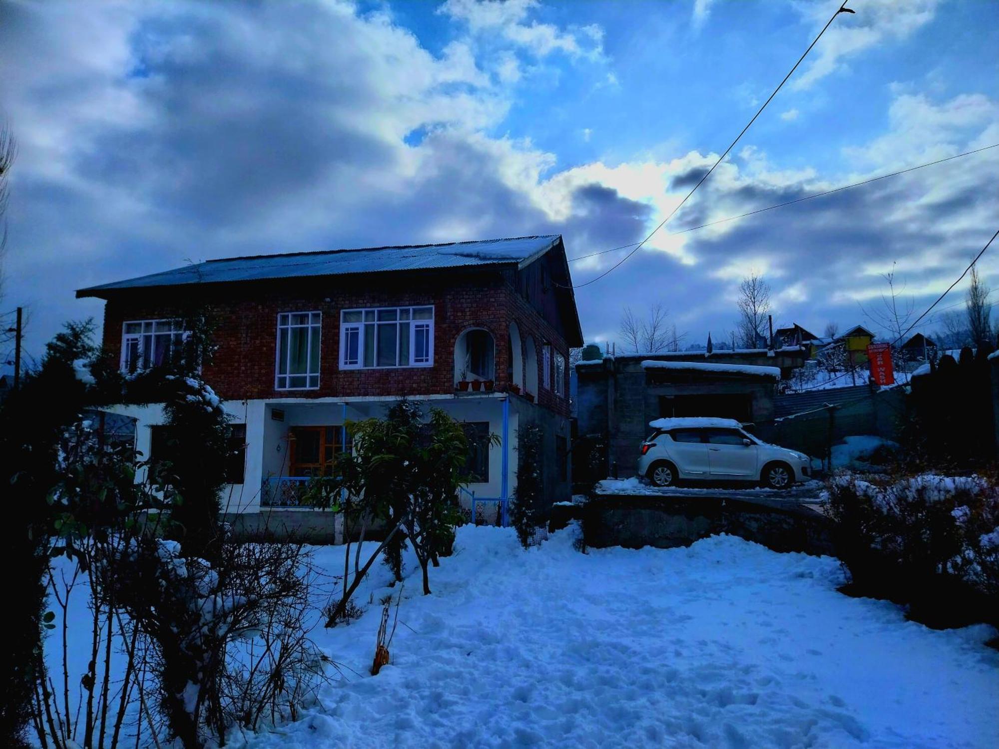 Elizabeth Paying Tangmarg * Gulmarg