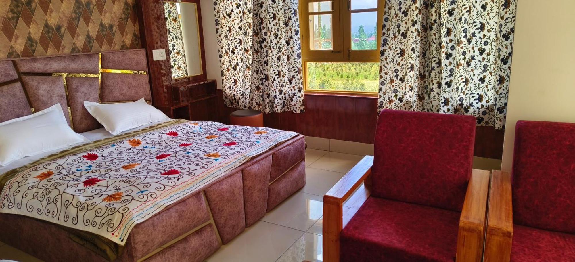Residency, Kunzer Gulmarg