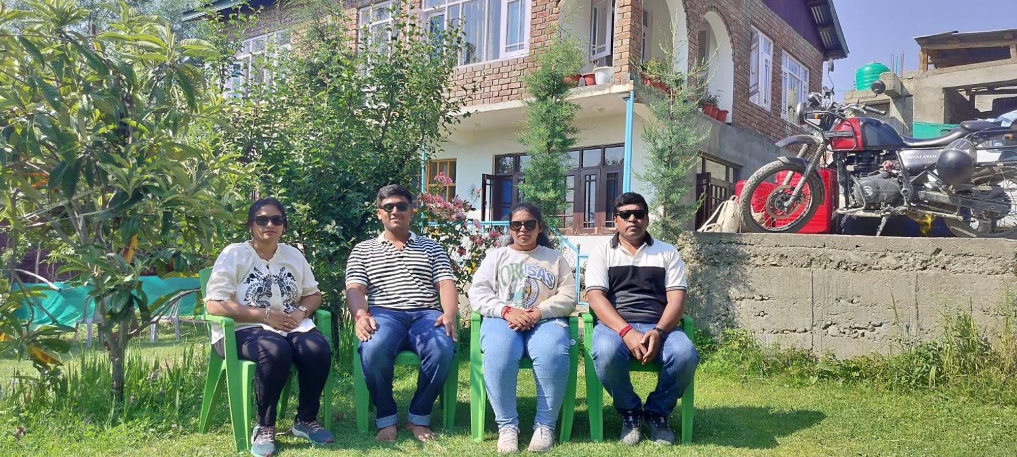 Elizabeth Paying Tangmarg Homestay Gulmarg