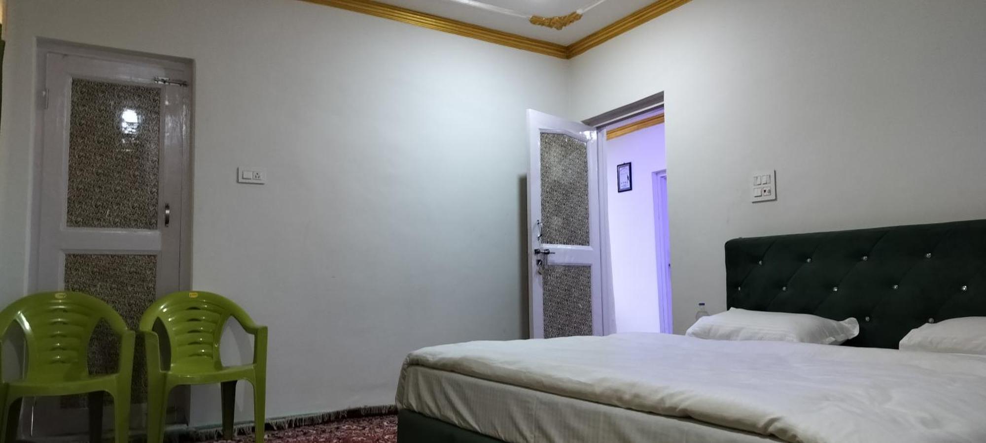 Elizabeth Paying Tangmarg Homestay Gulmarg