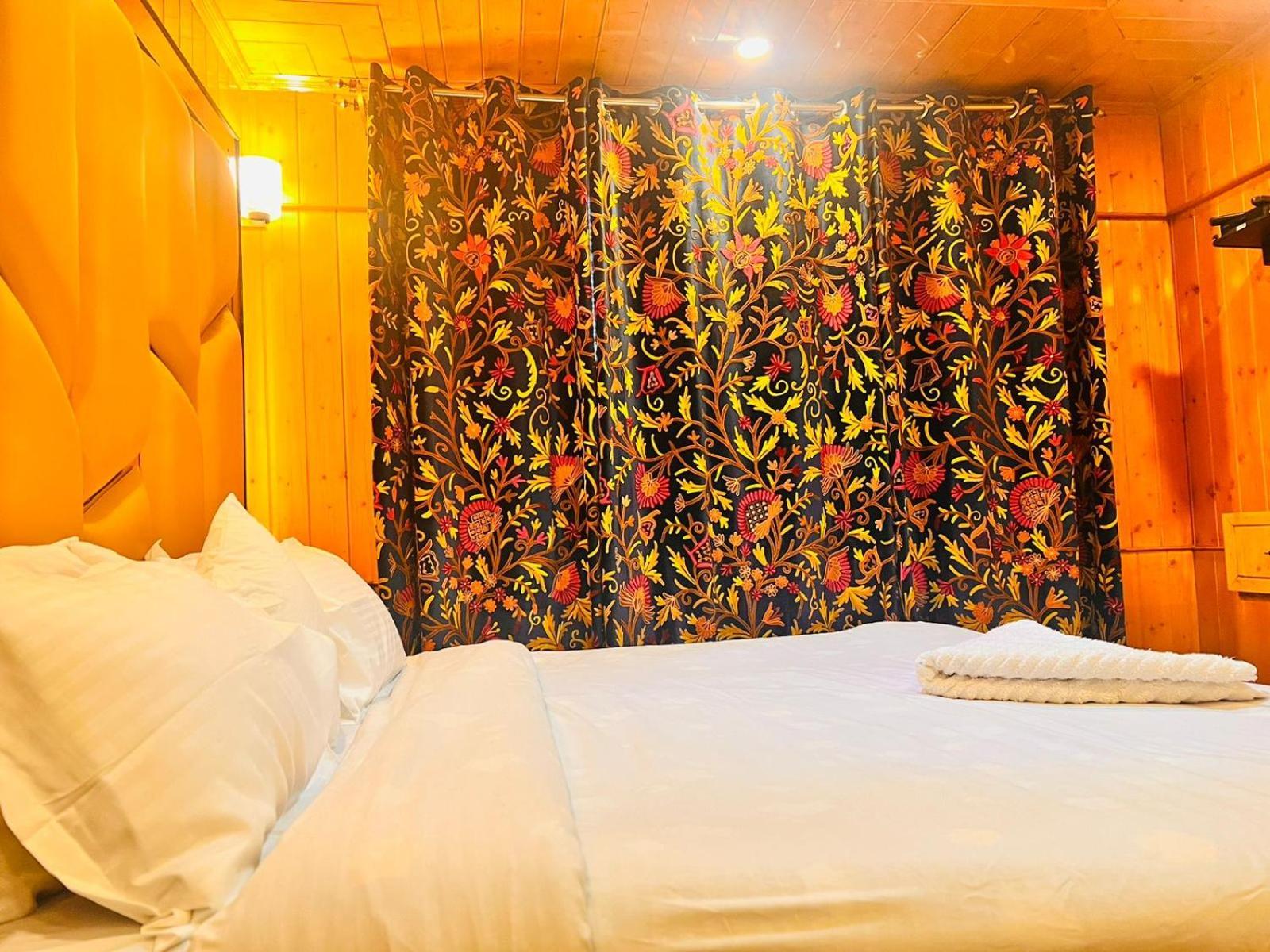 Hotel Pine View