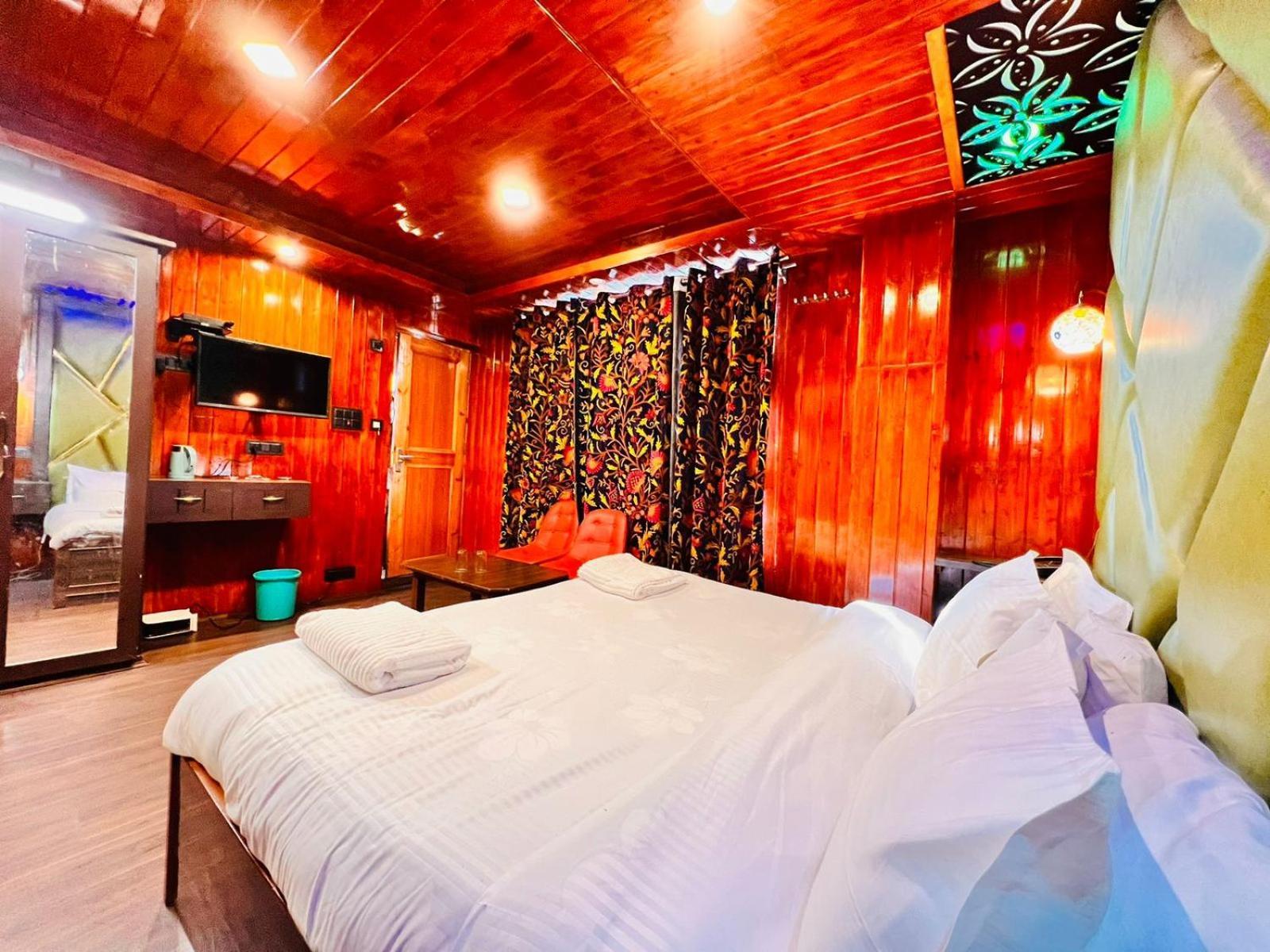 Hotel Pine View