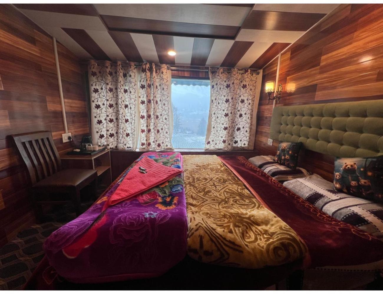 Global & Restaurant, * Gulmarg