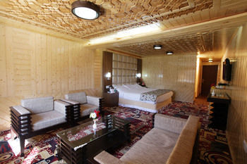 Lux Shanum Hotel Gulmarg